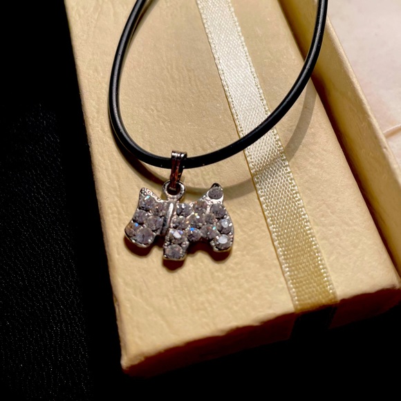 Puppy charm necklace like new with gift box - Picture 2 of 4